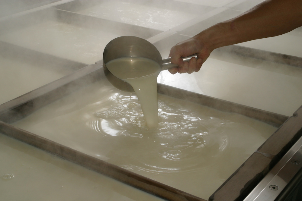 美山本店工場内、豆乳で満たされたゆば釜
